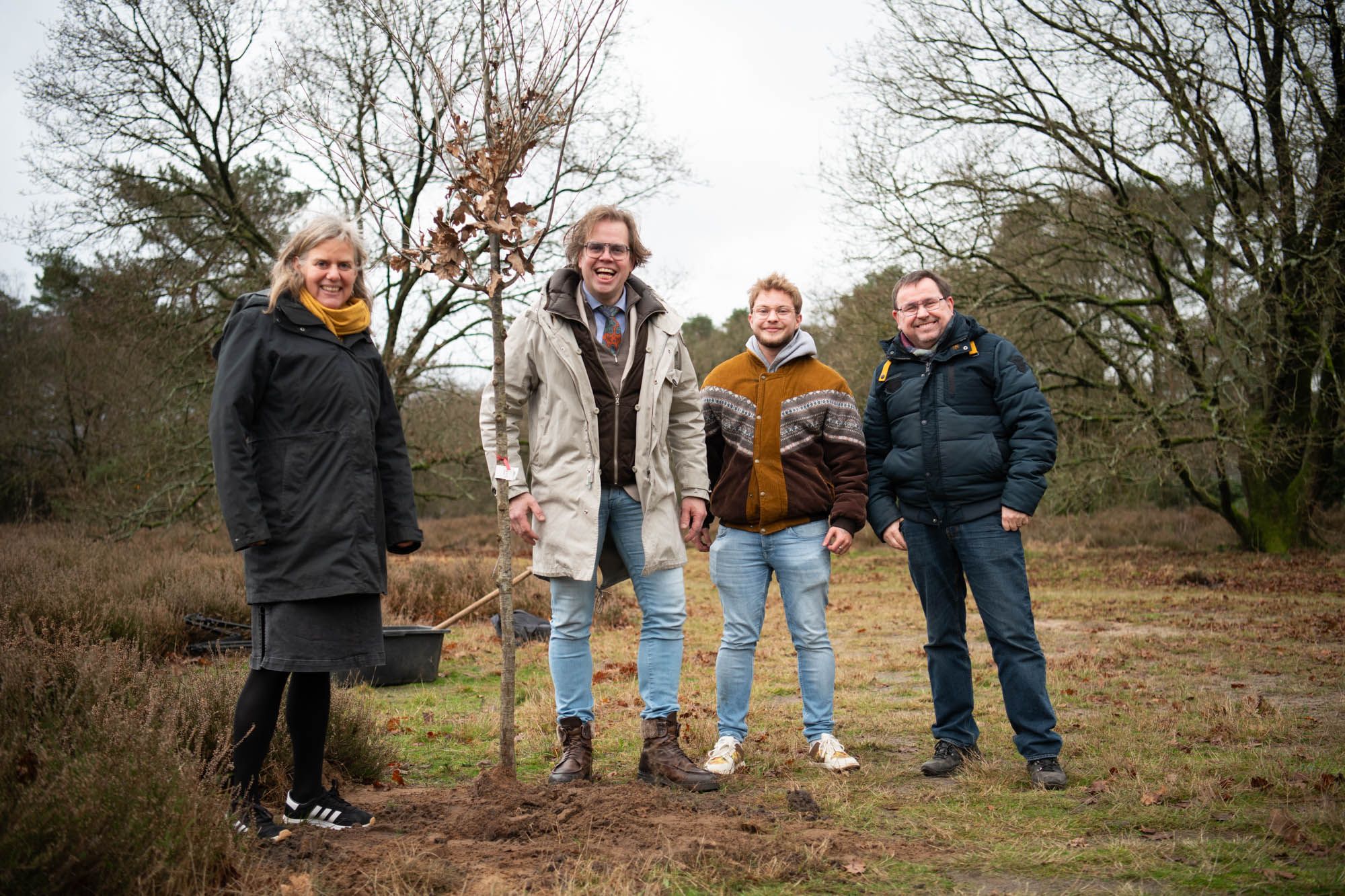 Startmoment Veluwse Plantdagen: wethouder Peter de Pater plant een jonge eikenboom