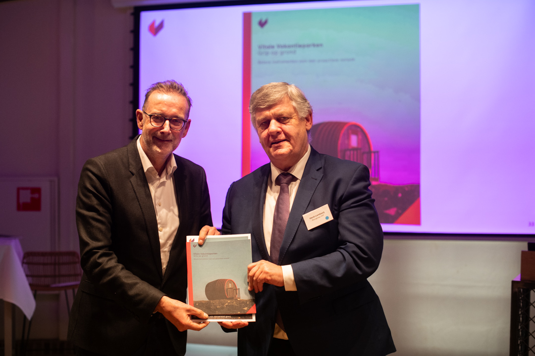 Publicatie Grip op Grond overhandigd tijdens congres in Nijkerk