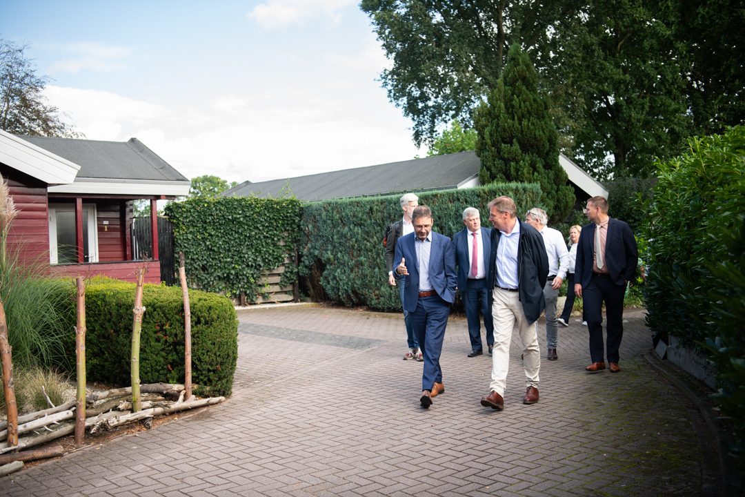 Werkbezoek BZK aan Green Village Parcs: van tijdelijke woonplek naar nieuw perspectief