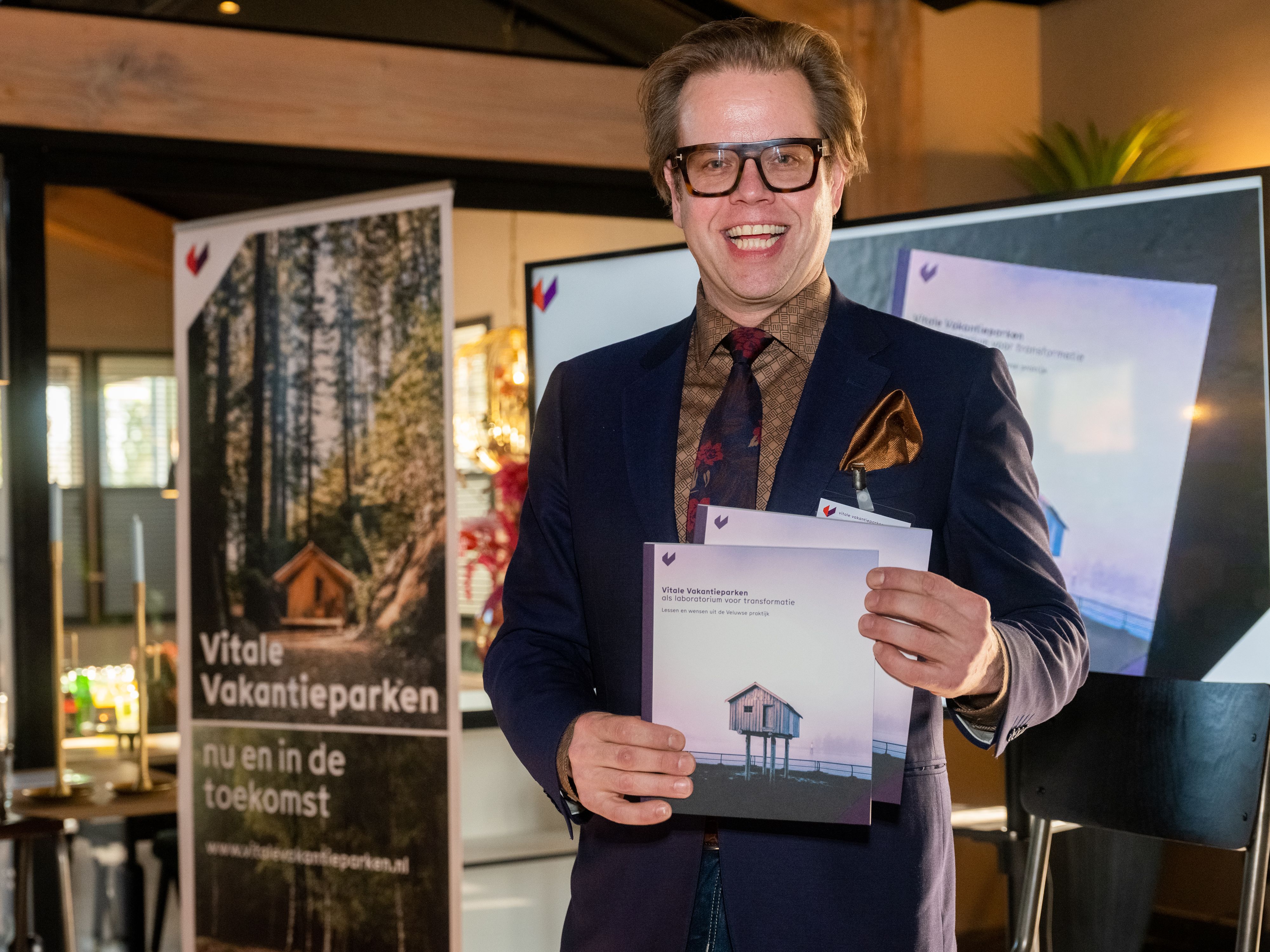 Hoofdfoto nieuws: Peter de Pater neemt eerste boek in ontvangst tijdens Kennisevent 'Ruimte en vakantieparken'